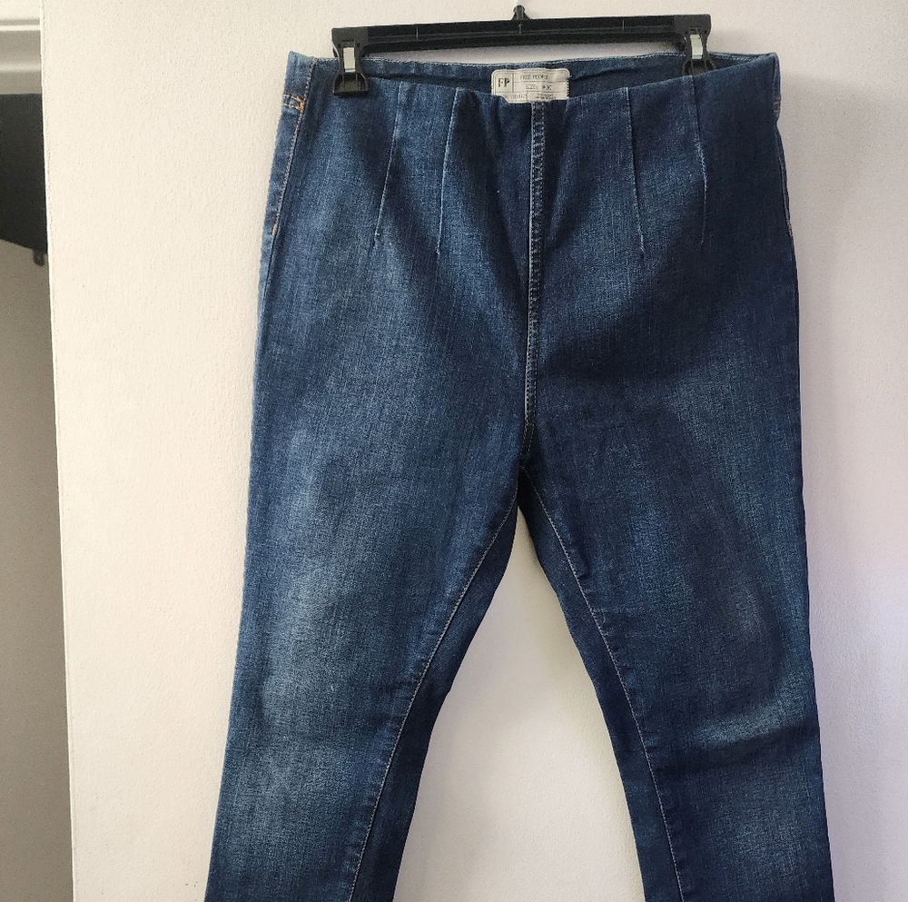 NEW  FREE PEOPLE SKINNY JEANS  SIZE 10. WAIST 30 PULL ON DESIGN NO ZIPPER